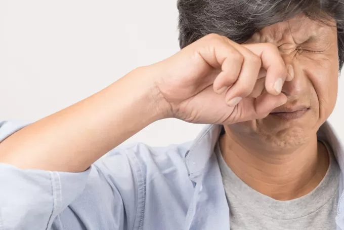 Chàng trai phải ghép giác mạc vì dụi mắt quá nhiều